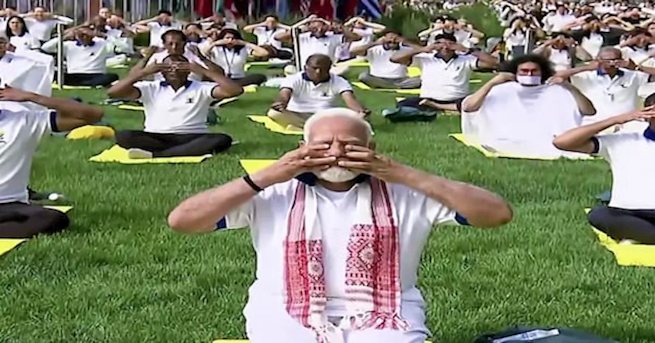 International Yoga Day 2024: PM Modi कुछ देर में Dal Lake के किनारे करेंगे योग, बारिश के कारण कार्यक्रम में देरी