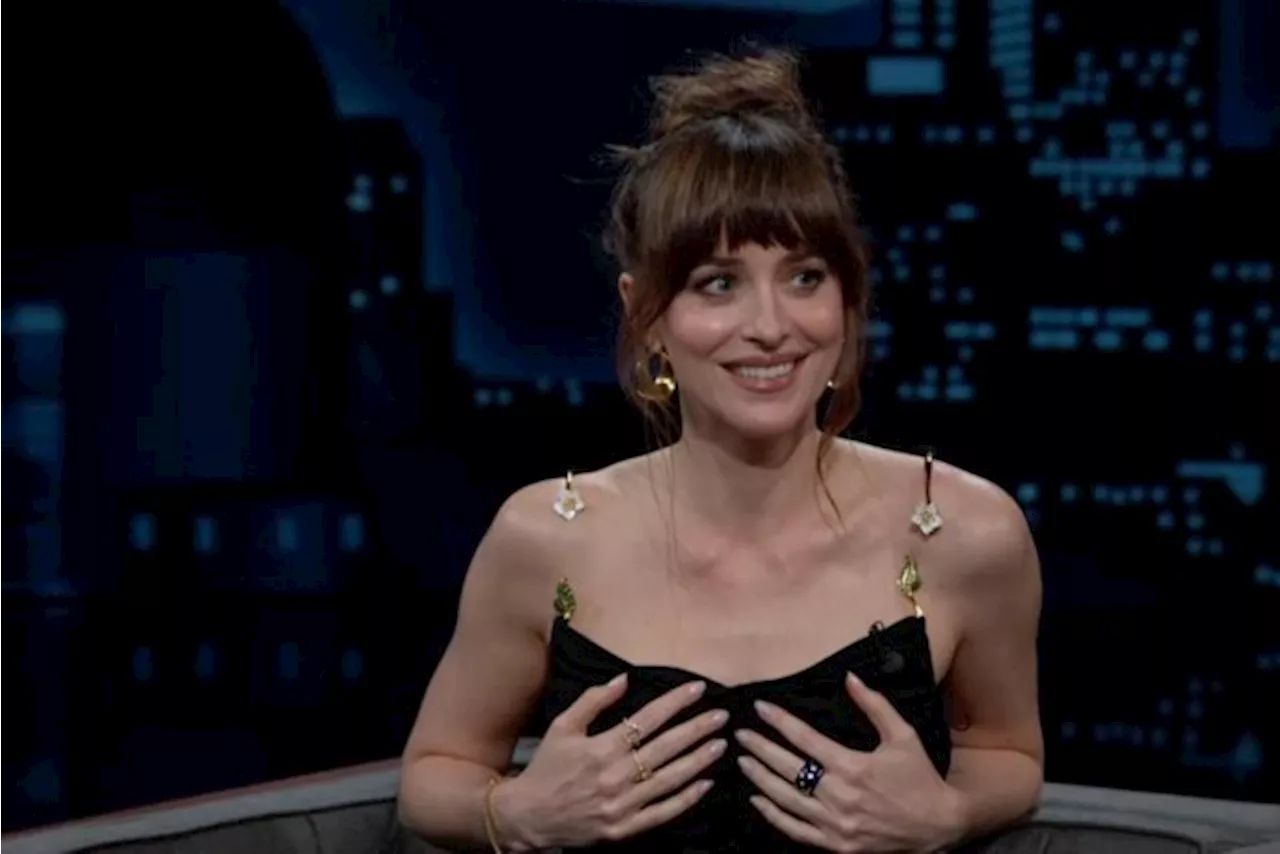 Jurk van Dakota Johnson valt af tijdens interview met Jimmy Kimmel: “Moet ik wat plakband halen?”