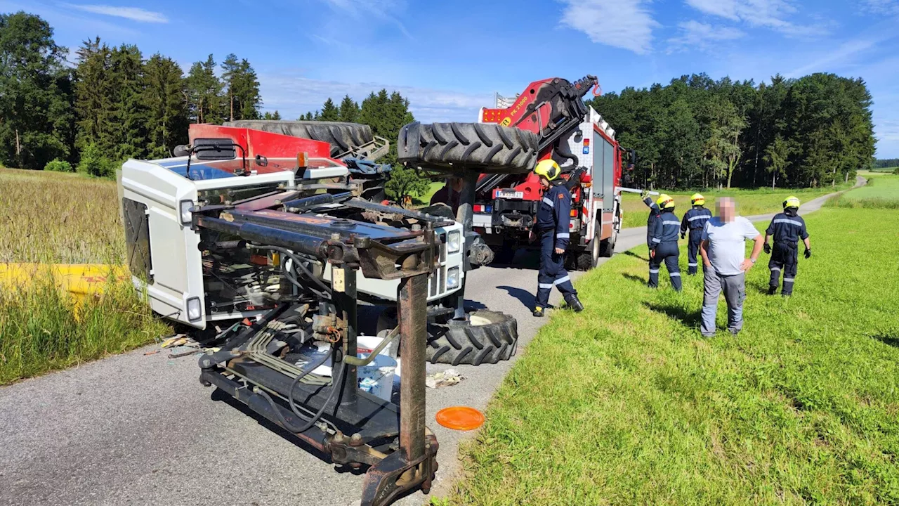 Feuerwehr Zwettl stellte umgekippten Traktor wieder auf die Räder