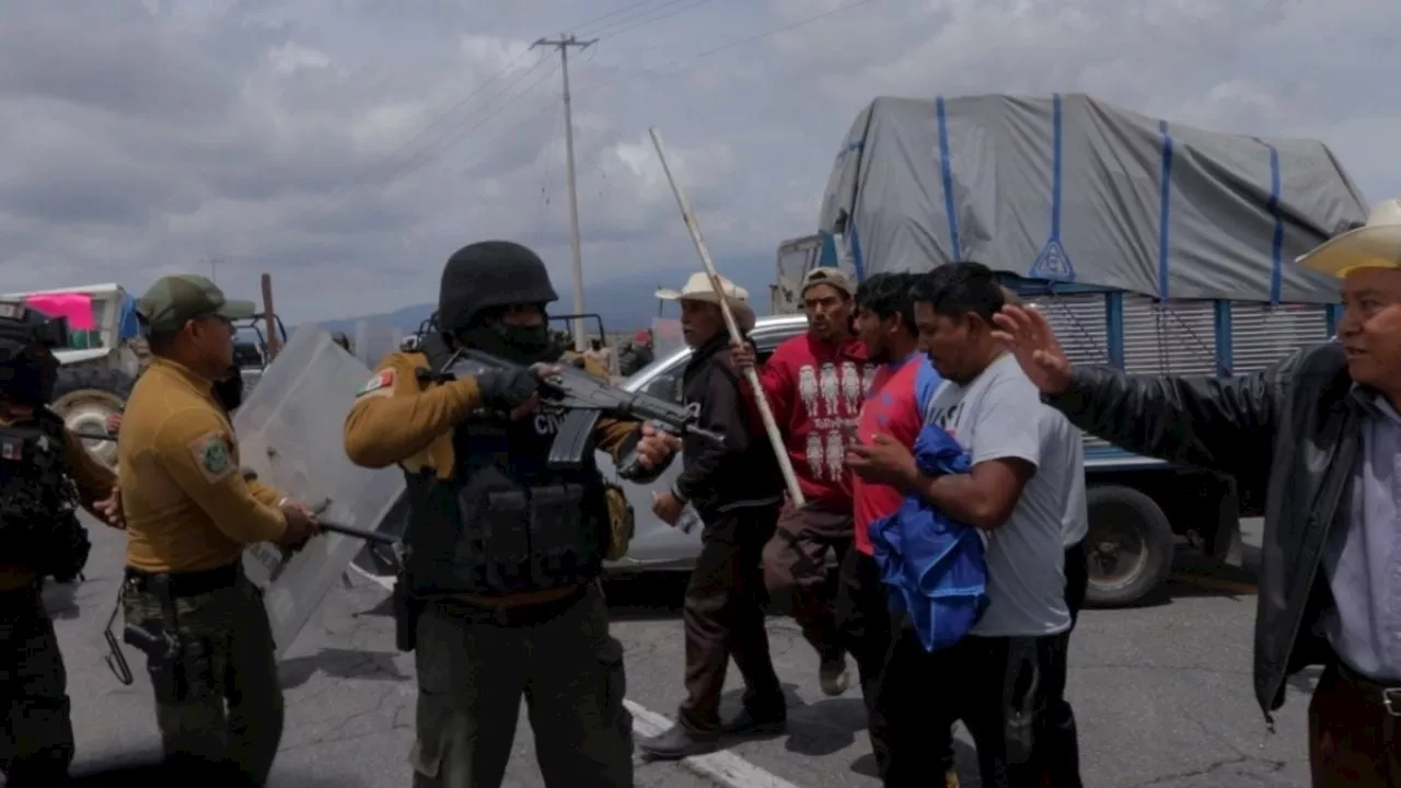 Policía de Veracruz reprime a campesinos que bloqueaban Granjas Carroll; denuncian tres muertos