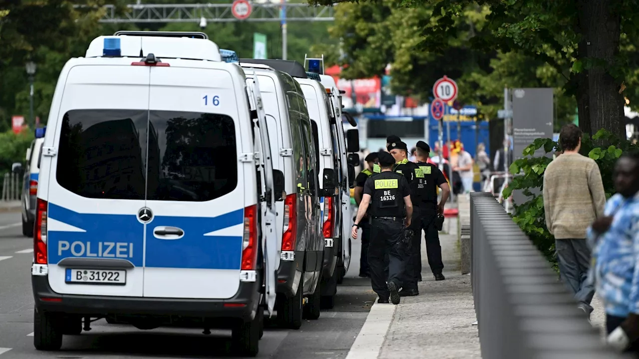 Im Olympiastadion: Polnischer Fan stürzt von Tribüne