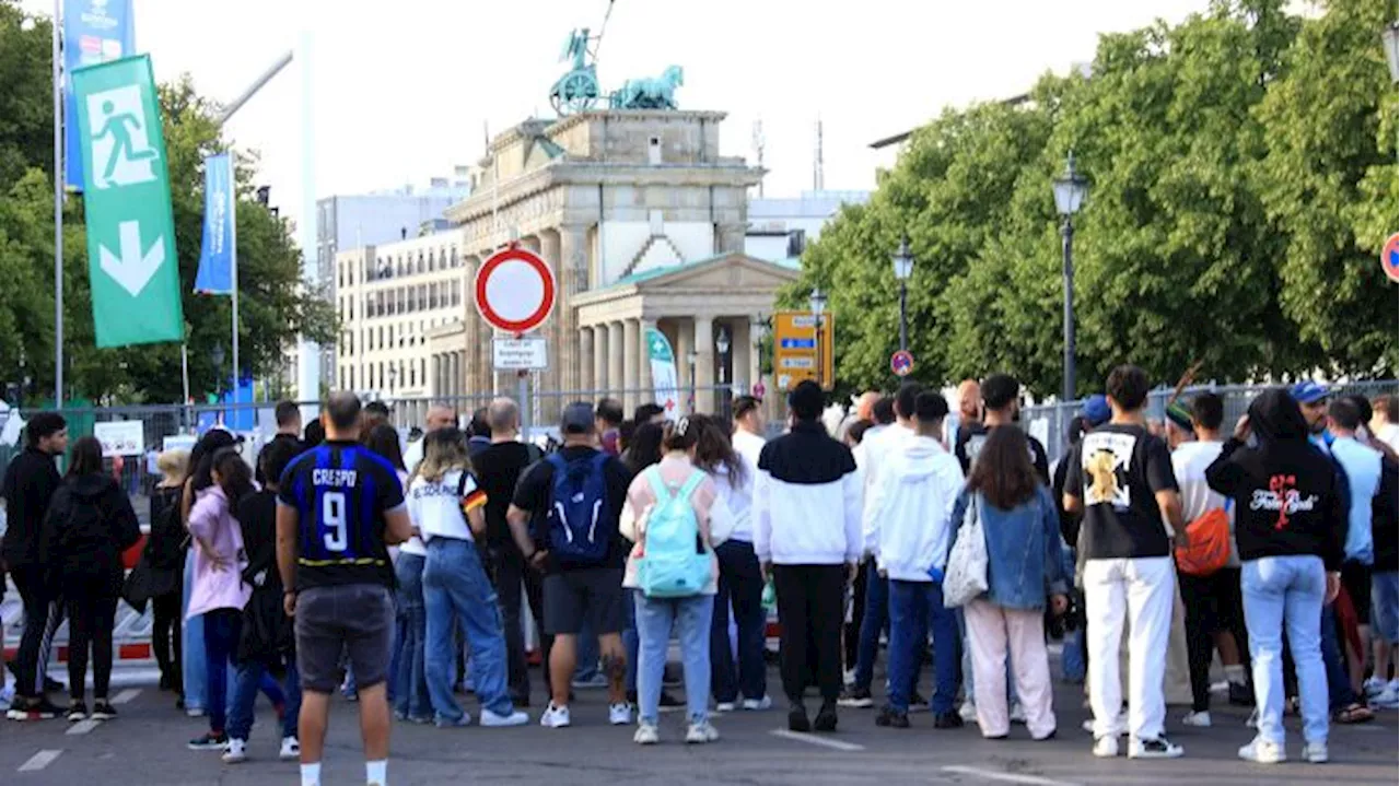 Fans gefrustet wegen Angebot auf Fanmeile - Berlin hofft, mehr Spiele zeigen zu können