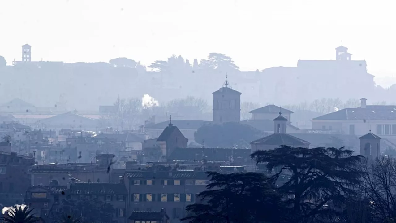 Inquinamento a Roma, l’aria è di nuovo irrespirabile. Colpa della sabbia del Sahara e del caldo anomalo