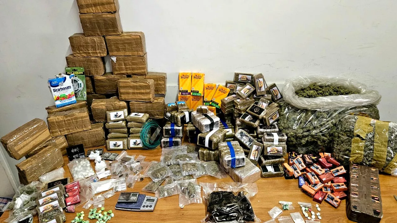 Lo spaccio dalla finestra e l'appartamento usato come base. Sequestrati 38 chili di droga