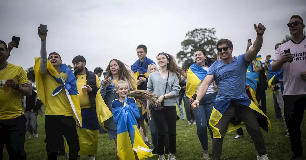 EM 2024 Düsseldorf: 1000 Fans aus der Ukraine ziehen bei Fan-Walk durch Düsseldorf