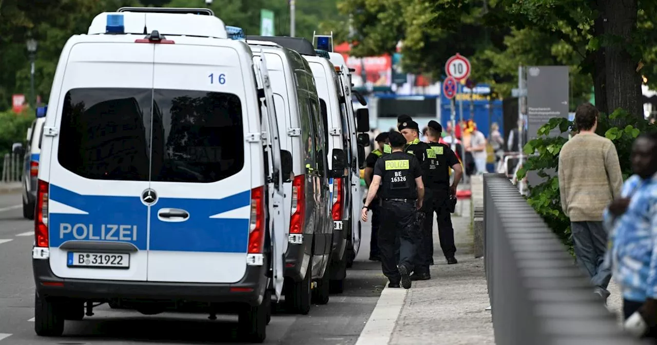 Im Olympiastadion: Polnischer Fan stürzt von Tribüne