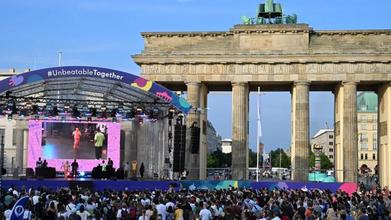 Musikfest: Menschen feiern beim Festival Fête de la Musique in Berlin