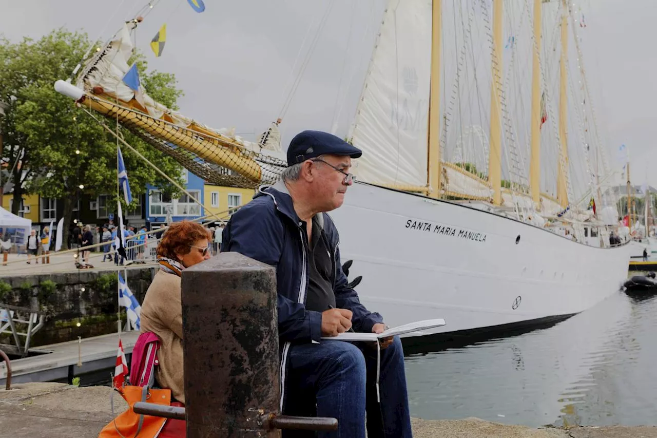 Fêtes maritimes de La Rochelle : entre les bateaux, les artistes esquissent les voiles