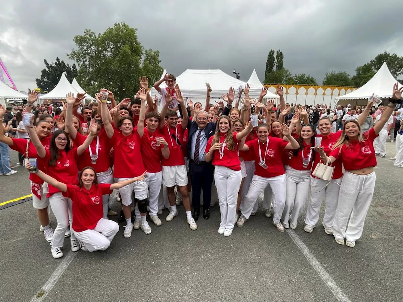 Gironde : les fêtes de la Rosière de La Brède dansent avec la pluie et le feu