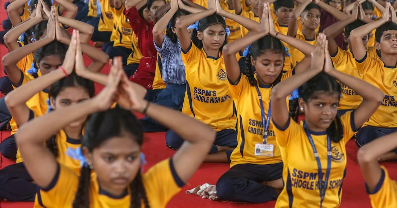 Miles de personas baten cinco récords Guinness en la India durante Día Internacional del Yoga