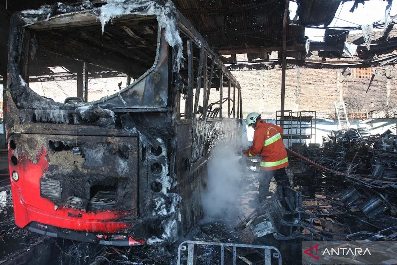 Kebakaran hanguskan bengkel bus Damri di Surabaya