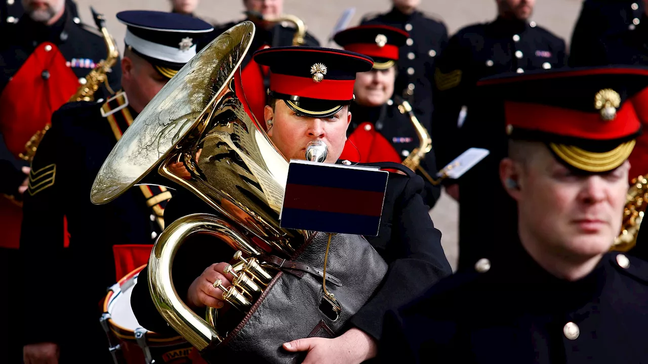 A Buckingham, la garde royale reprend 'Shake it off' de Taylor Swift