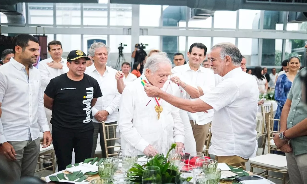 Condecoran en Barranquilla al empresario Luis Carlos Sarmiento Ángulo por su trayectoria económica