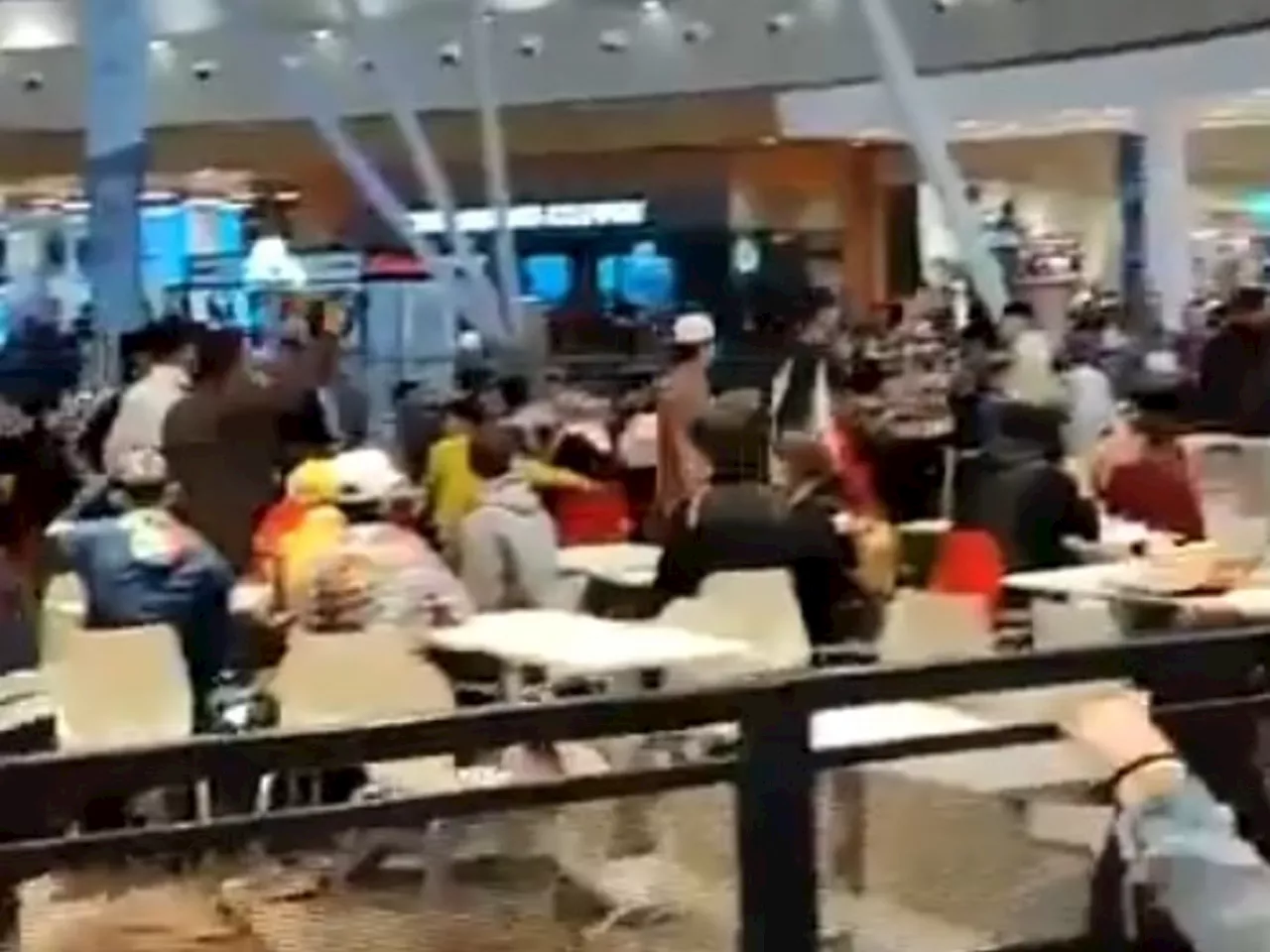 Violenta pelea entre bandas adolescentes en un shopping de Tortuguitas