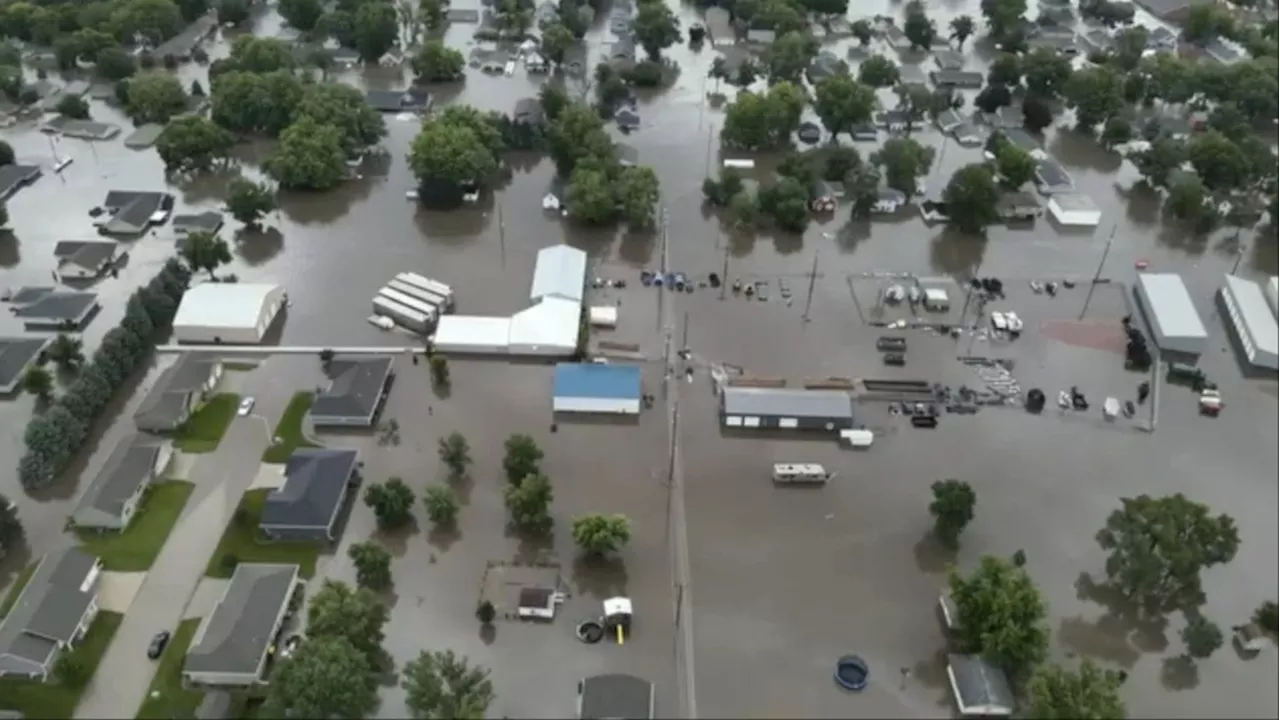 Flooding forces people from homes in some parts of Iowa while much of U.S. broils again in heat