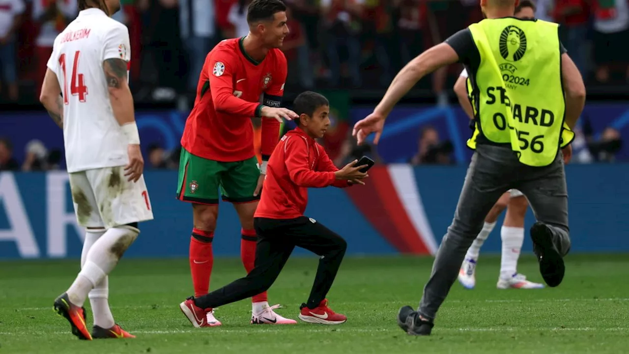 Bei Portugals Sieg gegen die Türkei: Junger Flitzer bekommt Selfie mit Ronaldo