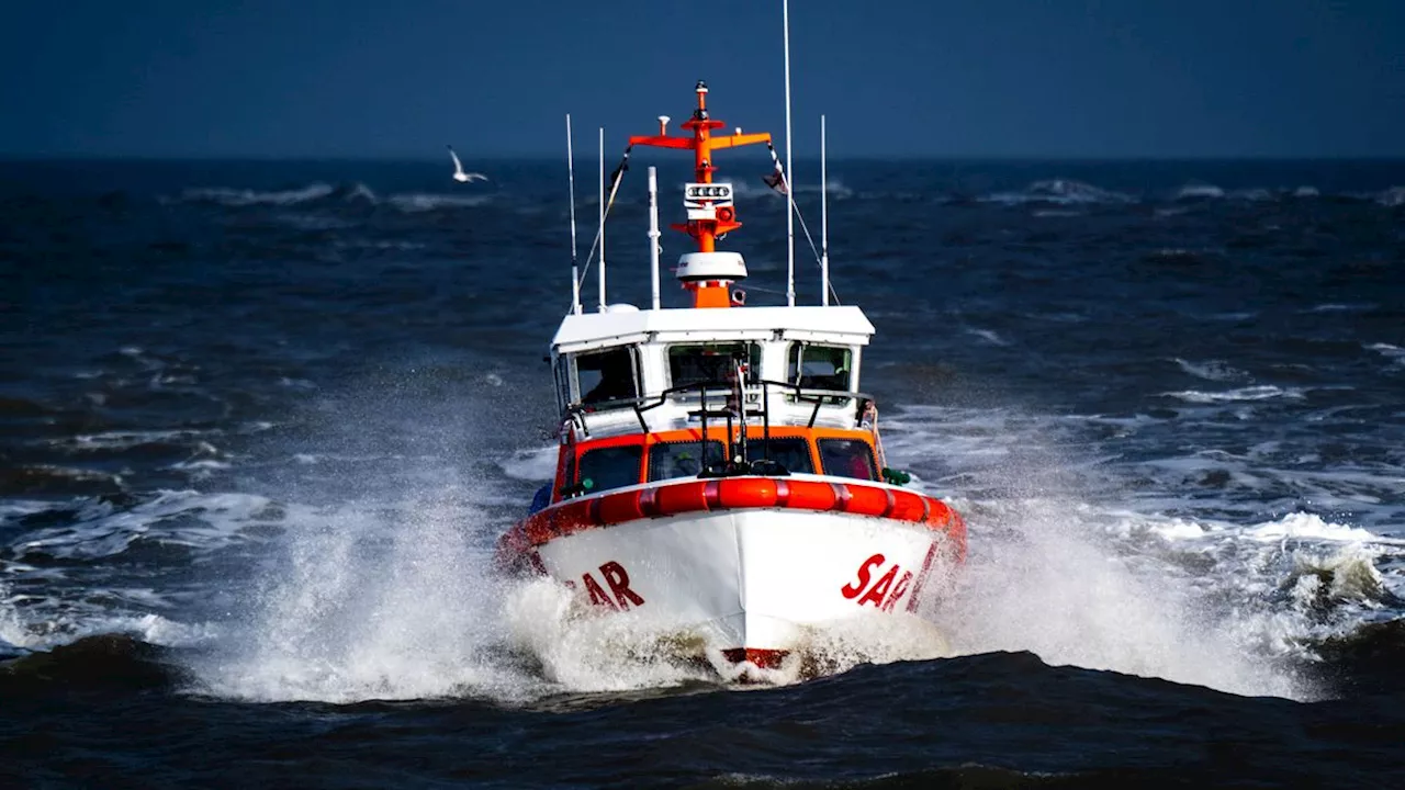 Von Fähre entdeckt: Seenotretter bergen Leiche vor Borkum