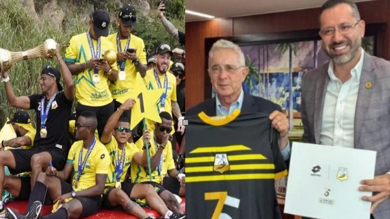 Álvaro Uribe recibió de manos del alcalde de Bucaramanga la camiseta del nuevo campeón de Colombia