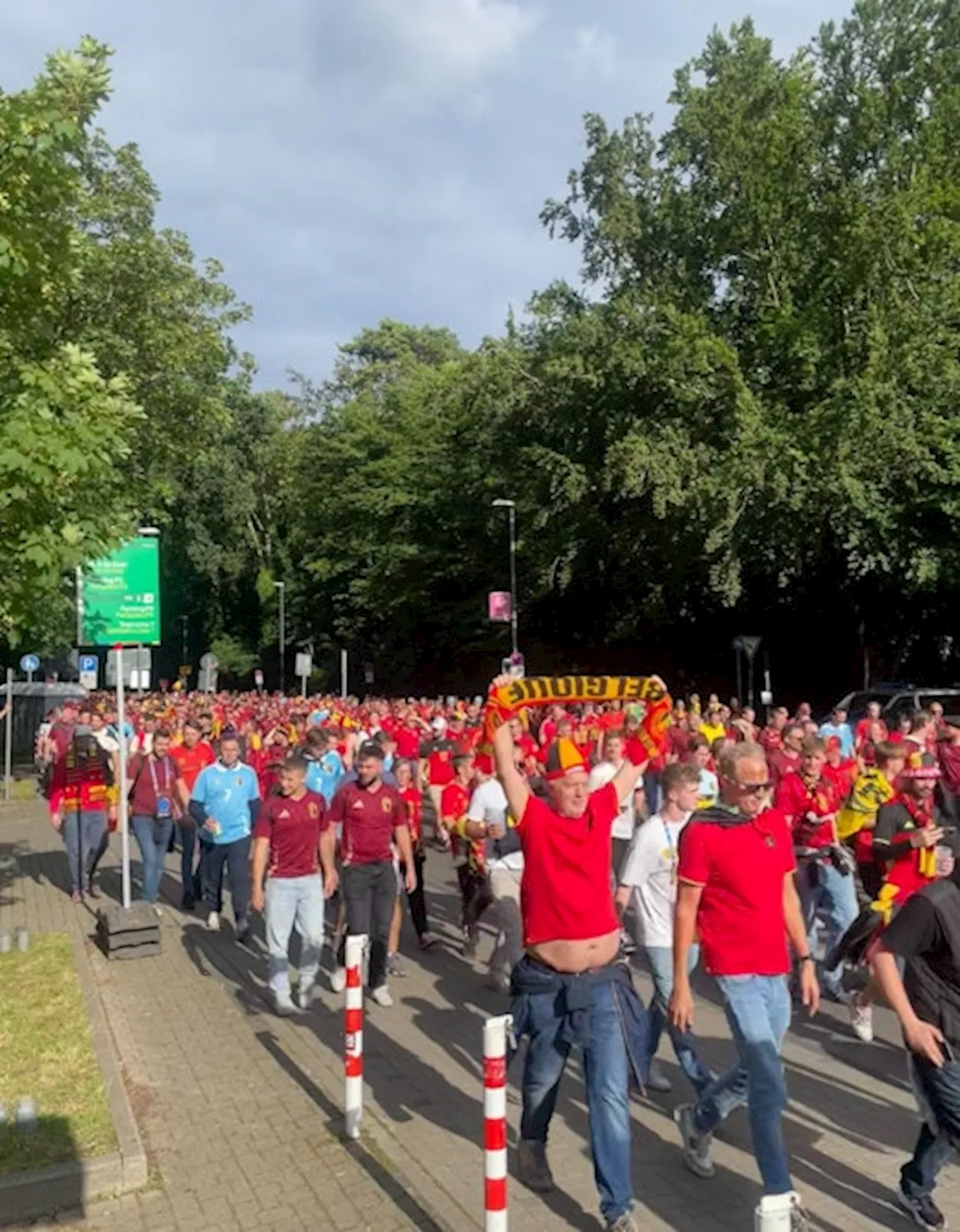 Belgien-Fans feiern in Köln: Da macht auch eine ältere Dame mit