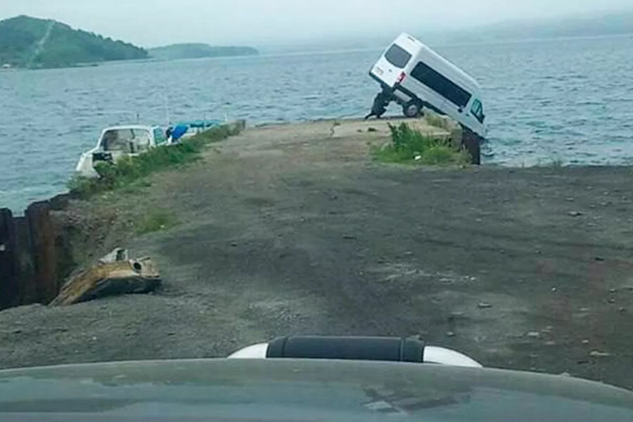 Пассажирский автобус едва не упал с пристани в море в Приморском крае