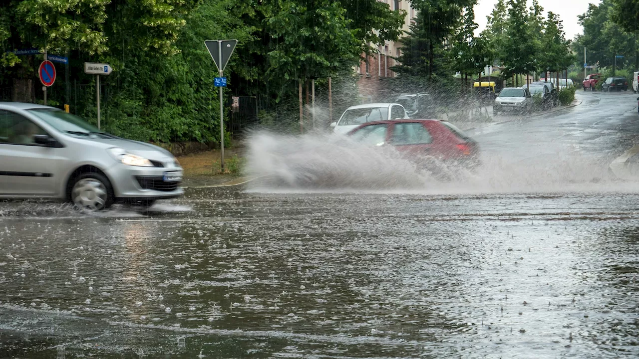 Unwetter mit Starkregen – Straße komplett gesperrt