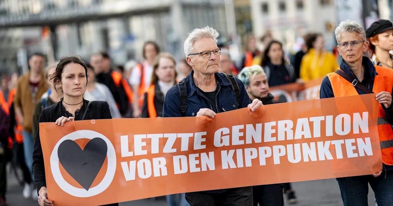 Letzte Generation blockiert Jakobstor in Regensburg