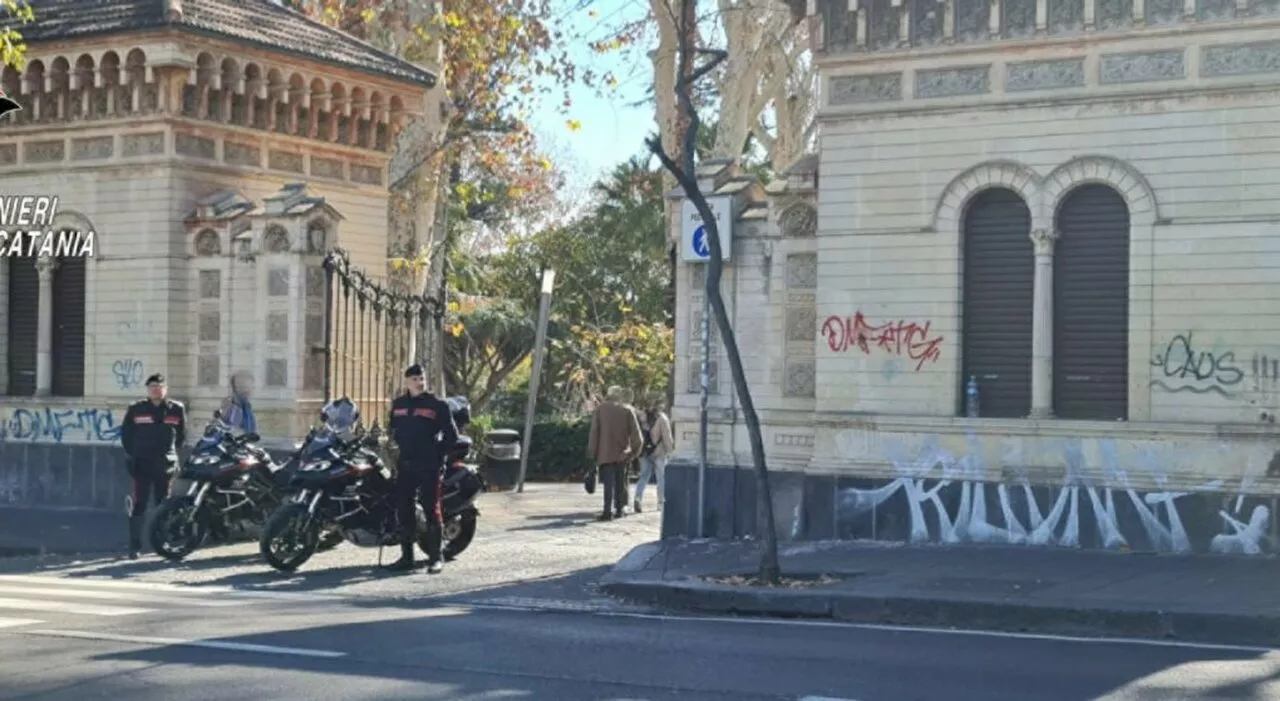 Catania, 13enne violentata da 7 egiziani nei bagni della villa comunale sotto gli occhi del fidanzato: 7 ferma