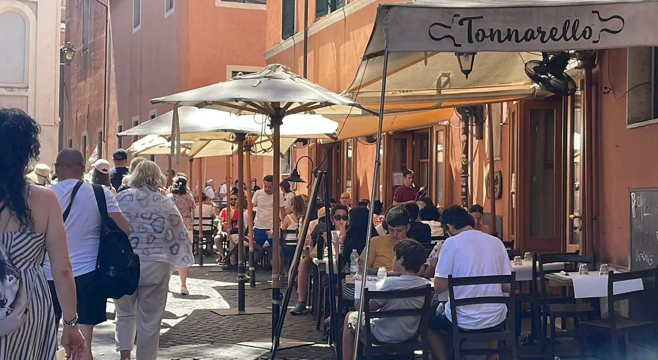 Panico a Trastevere, auto piomba sui tavolini: ferita una bambina di cinque anni