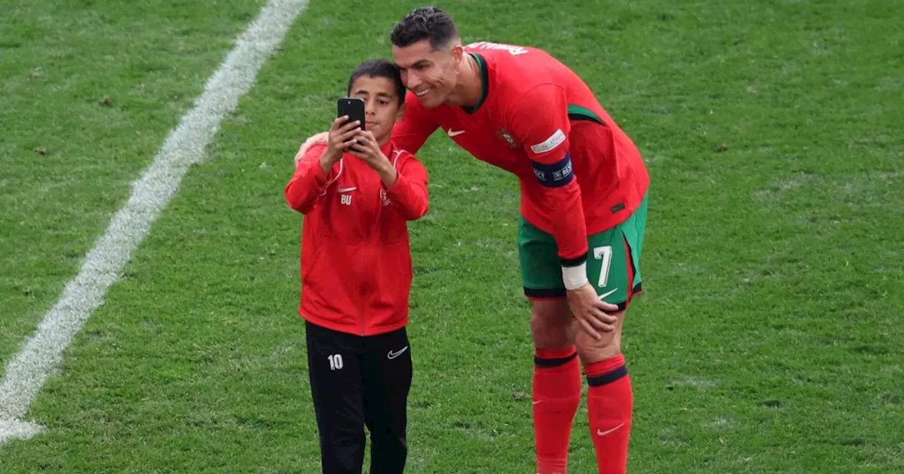 Selfie mit Superstar Ronaldo: Kleiner Junge wird zum EM-Flitzer