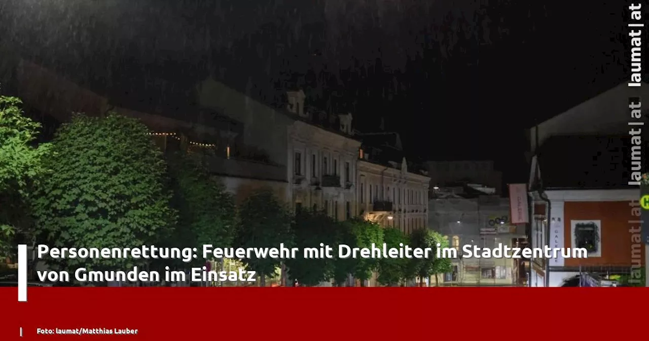 Personenrettung: Feuerwehr mit Drehleiter im Stadtzentrum von Gmunden im Einsatz