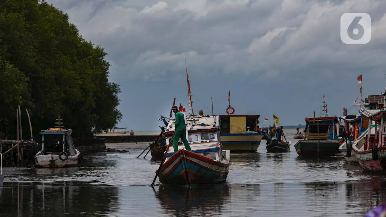 BMKG Ingatkan Waspada Gelombang Tinggi hingga 2,5 Meter di Selat Malaka