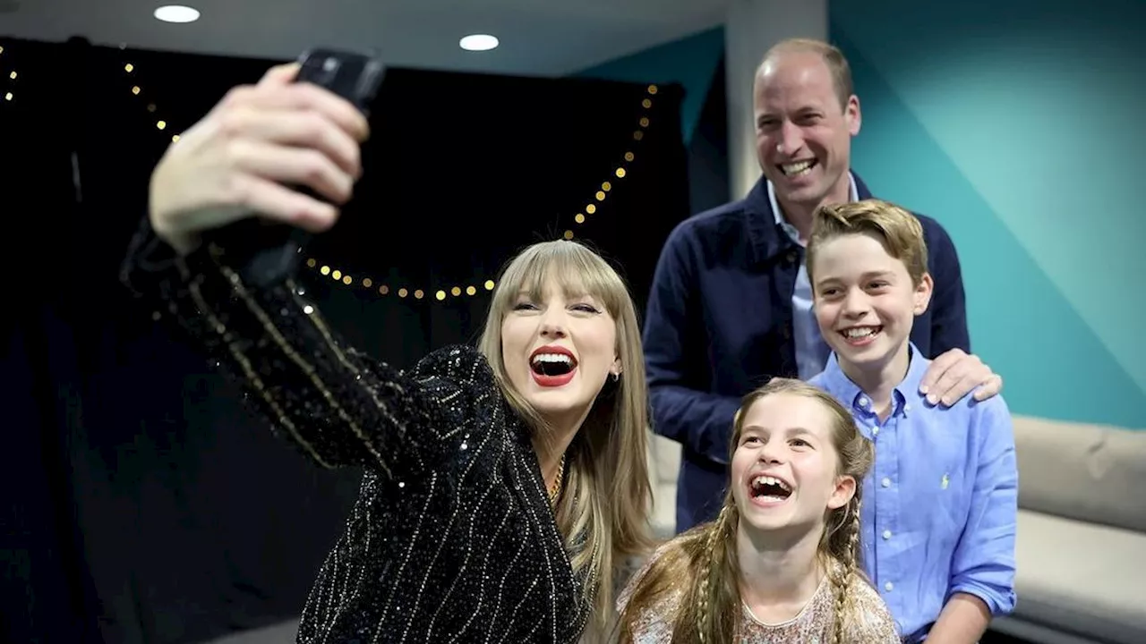 Tanpa Kate Middleton, Pangeran William Tersenyum Lebar Saat Foto Bareng Taylor Swift di Belakang Panggung