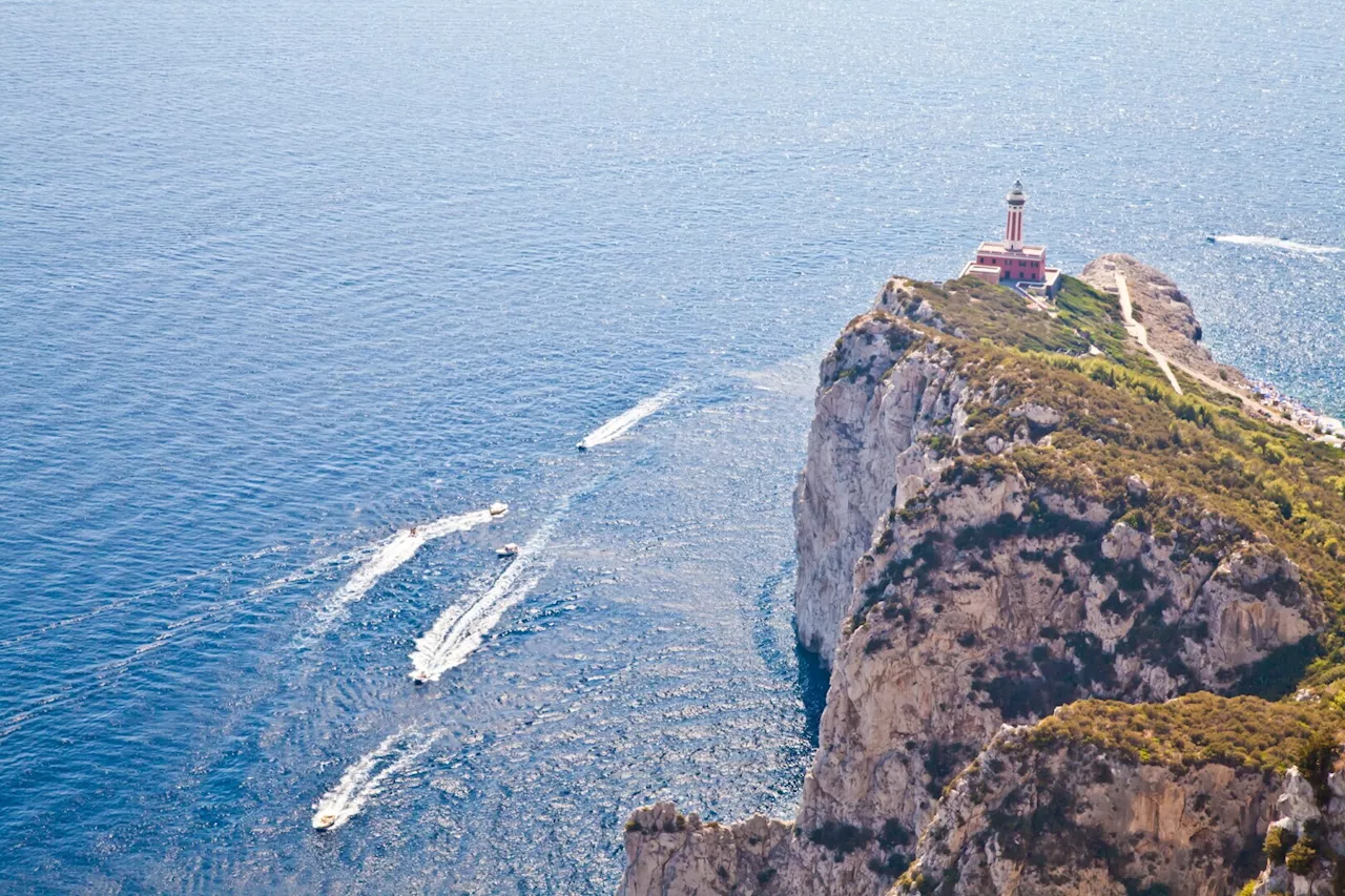 Capri senz'acqua per un guasto, sindaco blocca arrivi turisti