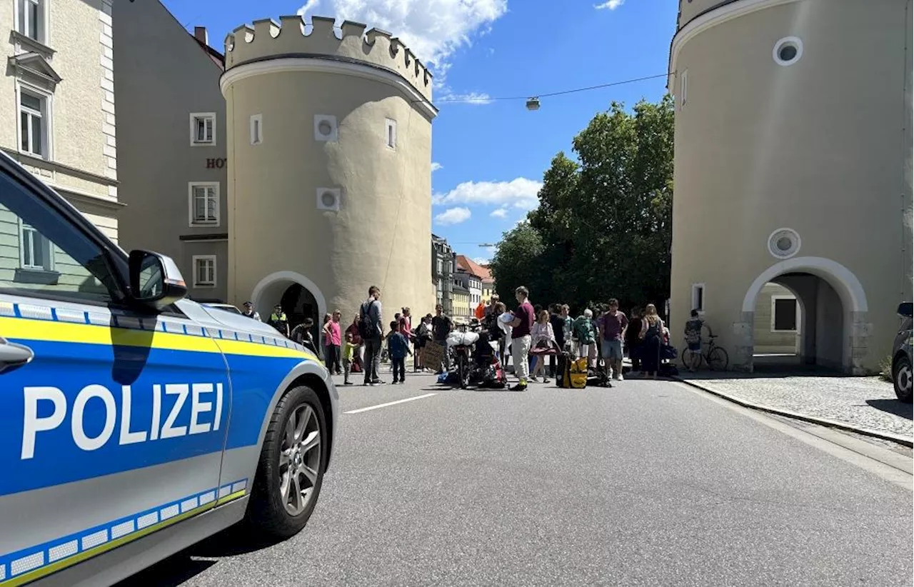 Blockade hat begonnen: Letzte Generation macht Straße in Regensburg für 24 Stunden dicht