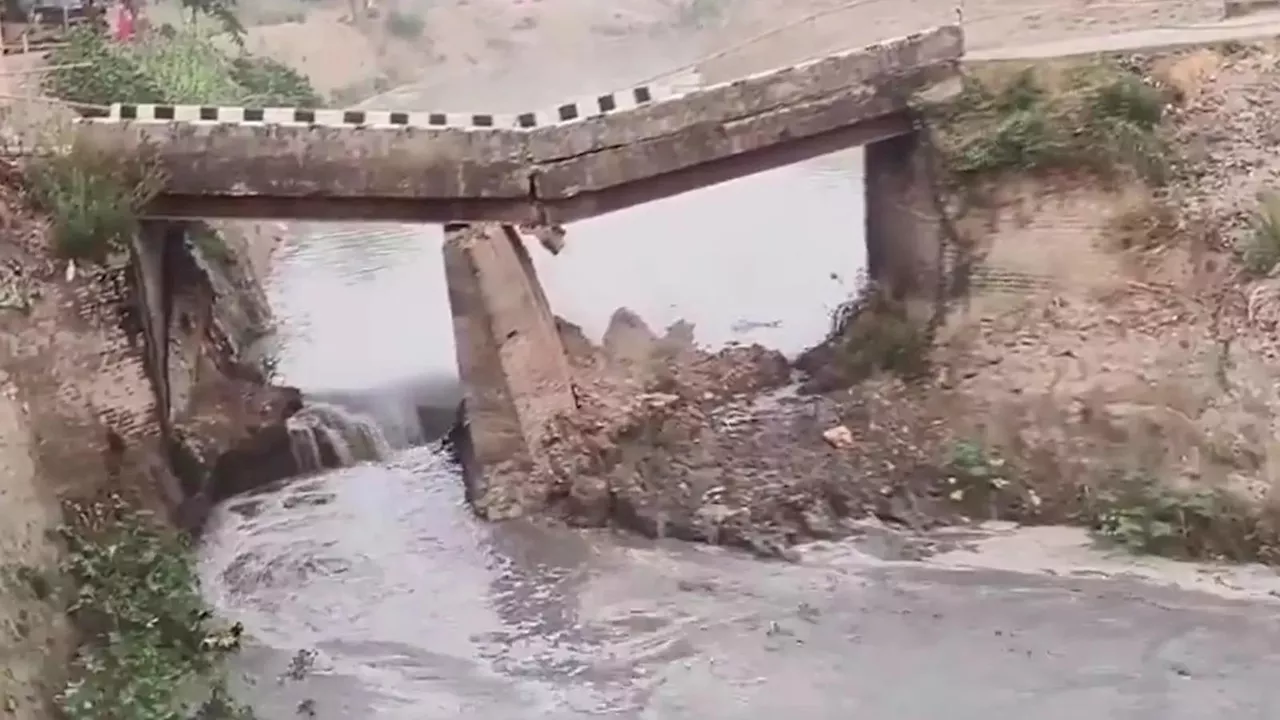 Bihar Bridge collapsed News: बिहार में गिरा एक और पुल, सिवान से सामने आया डराने वाला वीडियो