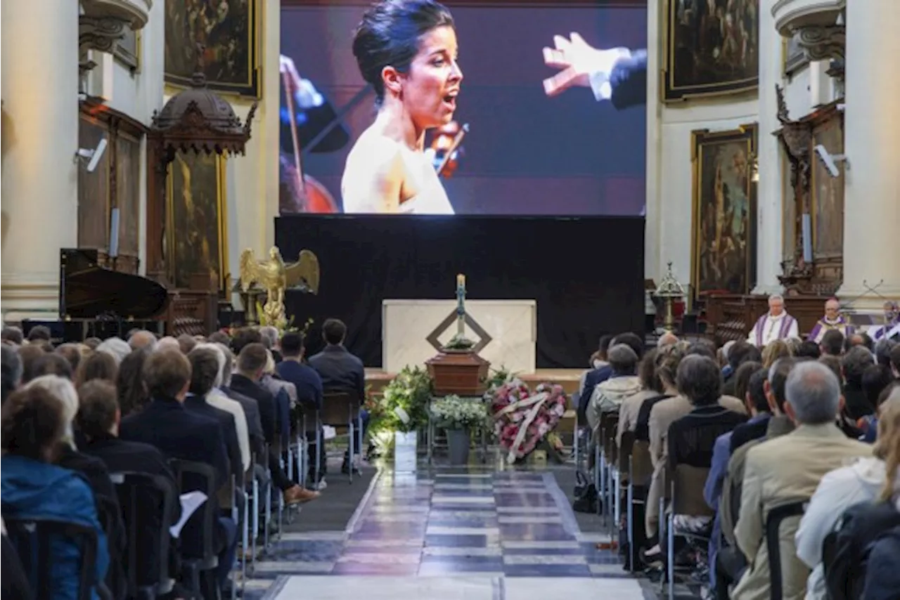 Honderden mensen nemen in Namen afscheid van sopraan Jodie Devos