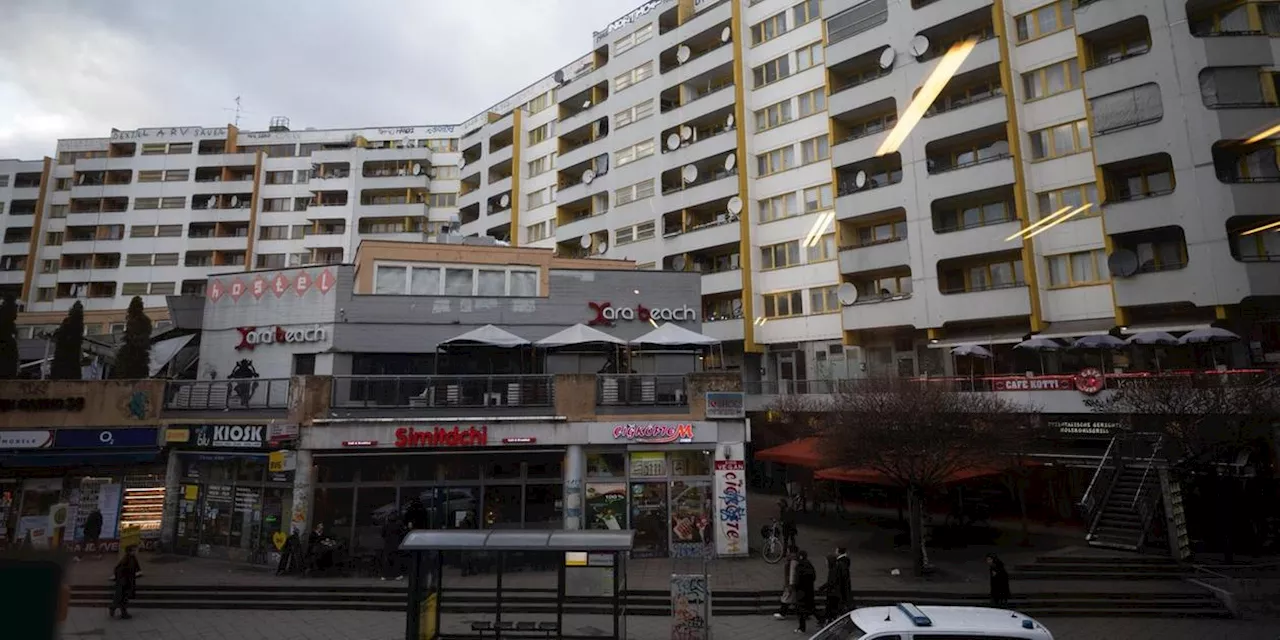 Toter in U-Bahnhof in Berlin-Kreuzberg gefunden