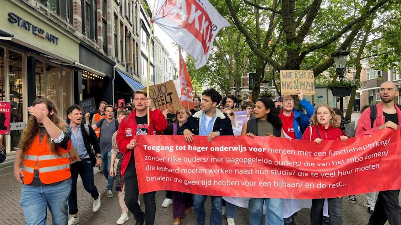 Studenten en hoogleraren demonstreren tegen bezuinigingen nieuw kabinet