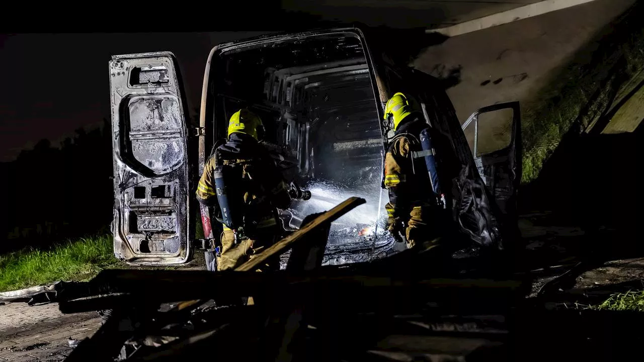 112-nieuws: bestelbus brandt uit in Tilburg • vrachtwagen met pech op A67