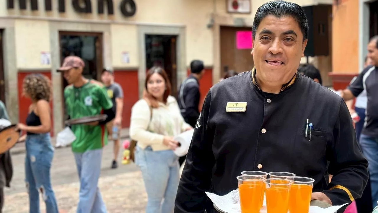 Jesús Almaraz ha participado en la tradicional Carrera de meseros por 15 años en Guanajuato capital