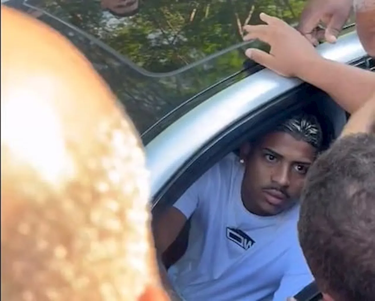 Torcida do Fluminense faz protesto no CT Carlos Castilho e cobra John Kennedy e Alexsander