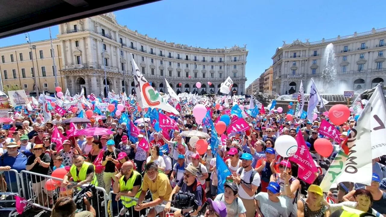 Pro Vita, in corteo contro l’aborto tra le strade di Roma: "Siamo in 30mila"