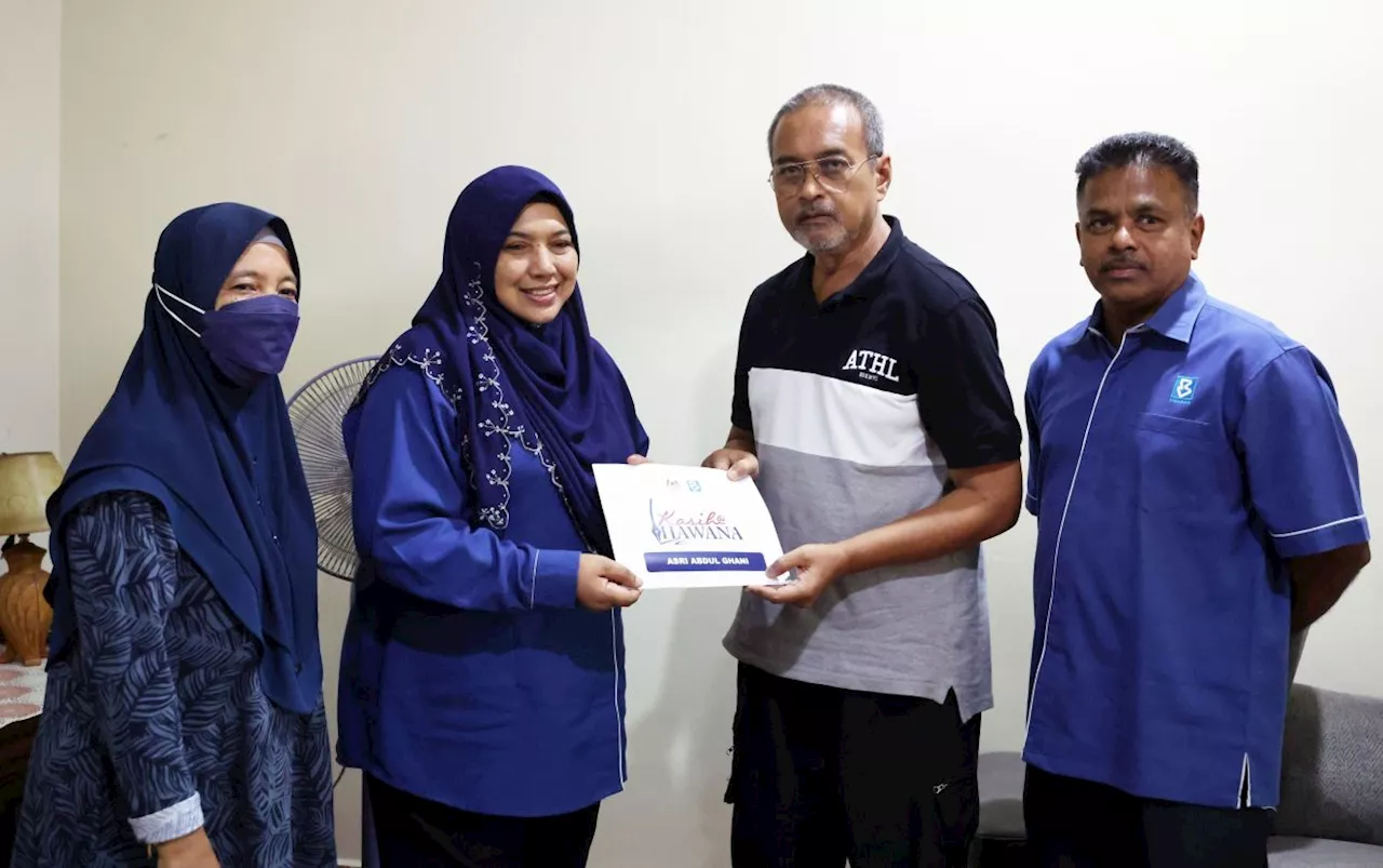 Former Star photographer battling Parkinson's touched to receive Tabung Kasih@Hawana aid