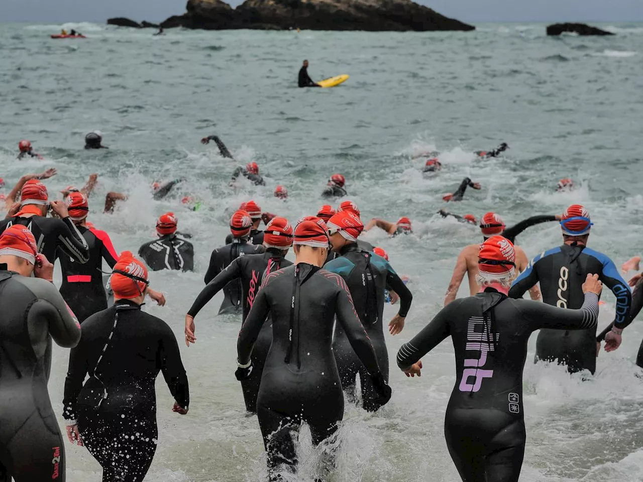 Biarritz : plus de 400 nageurs ont tenté la traversée à la nage, dans des conditions difficiles