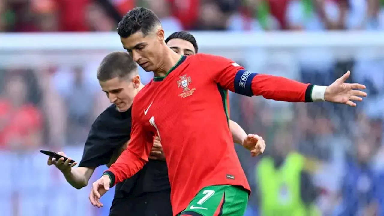 Cuatro interrupciones del partido por espontáneos para saludar a Cristiano Ronaldo