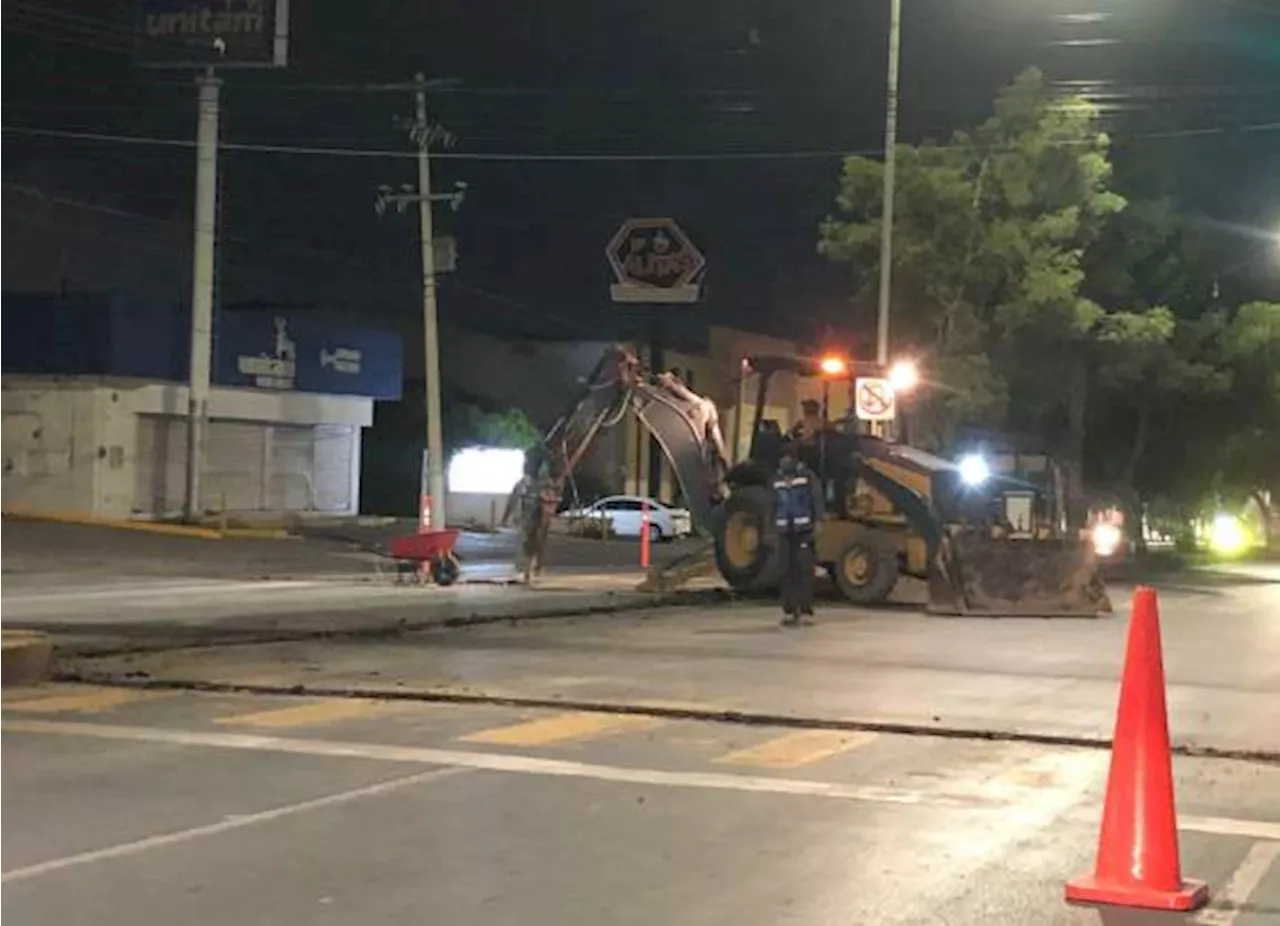 Empleados de Aguas de Saltillo se arriesgan trabajando sin luces durante la noche