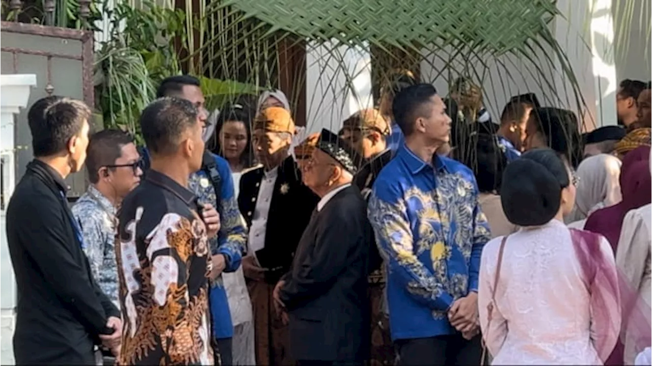 Berpakaian Beskap Jawa, Presiden Jokowi jadi Saksi Akad Nikah Keponakannya