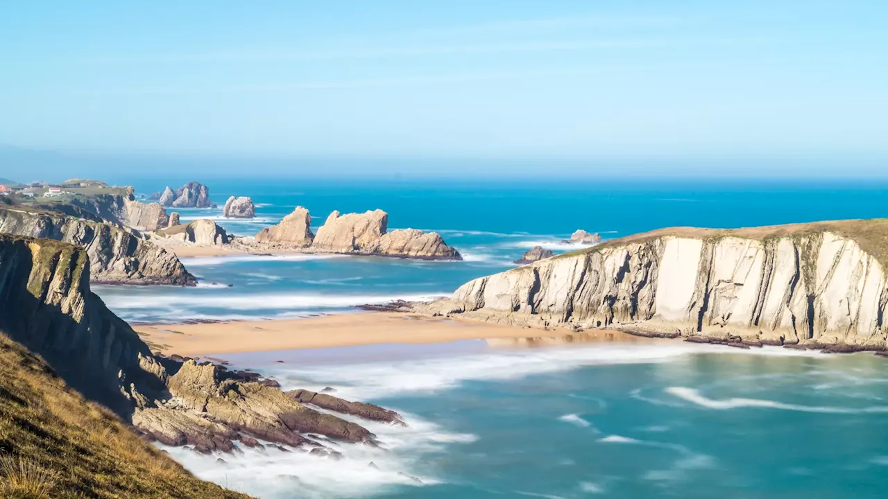 Un recorrido por la Costa Quebrada de Cantabria: de increíbles formaciones geológicas a calas espectaculares