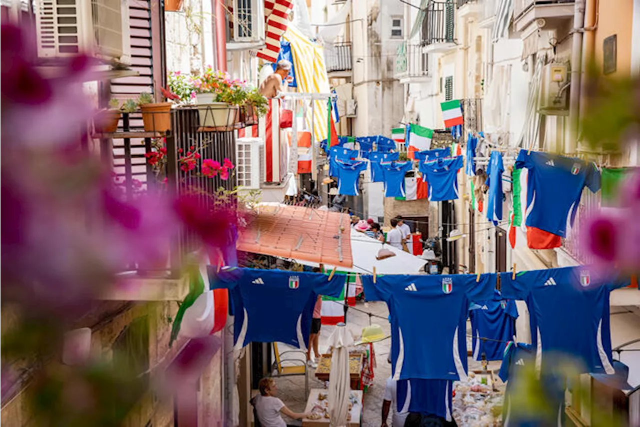 Euro 24: maglie azzurre nella strada delle orecchiette a Bari