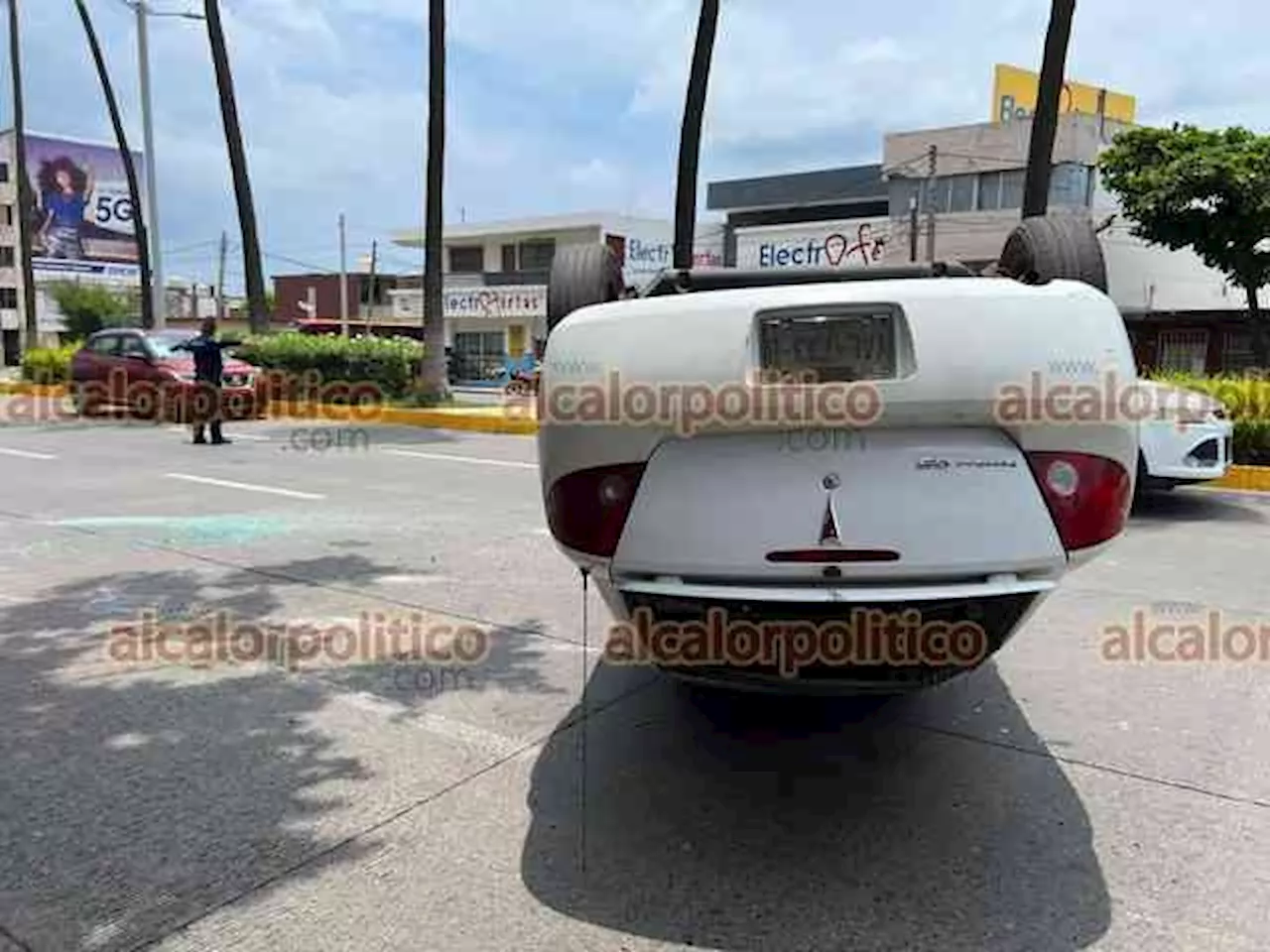 Ebrio chocó y volcó su auto, en avenida de Veracruz Puerto